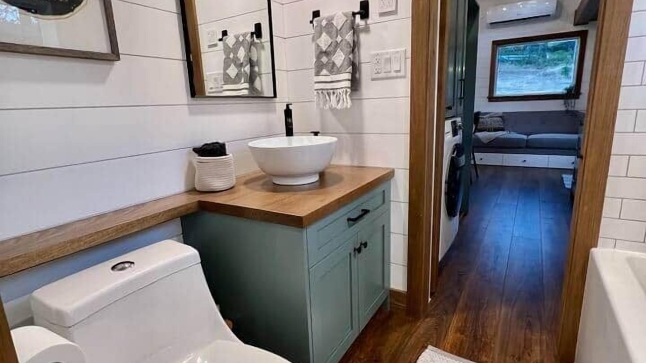 Photo of Bathroom in Groveland
