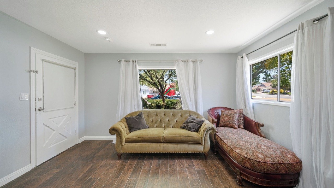 Photo of Livingroom in Claremont