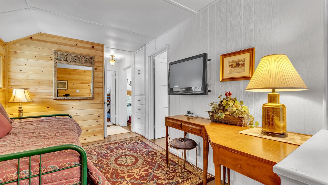 Photo of Bedroom in Idyllwild