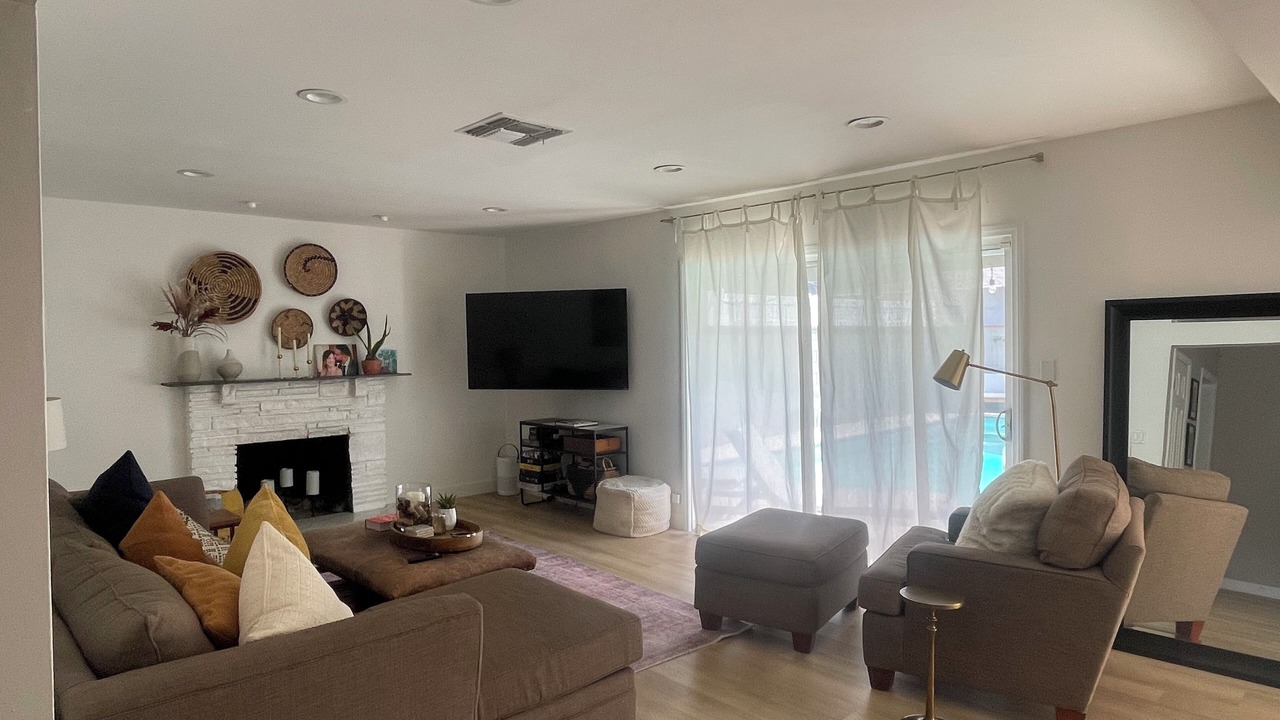 Photo of Livingroom in Van Nuys