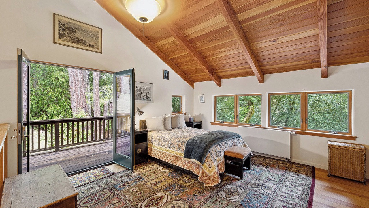 Photo of Bedroom in Redwood Valley