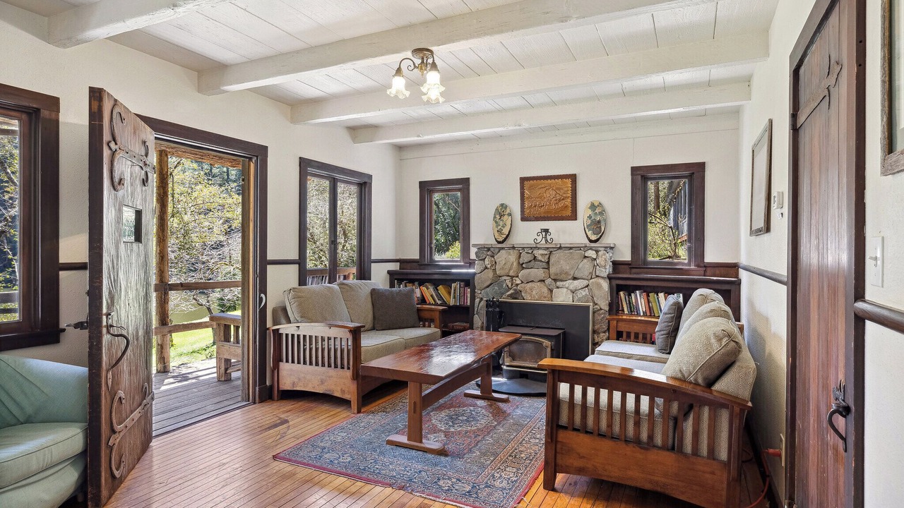 Photo of Livingroom in Redwood Valley