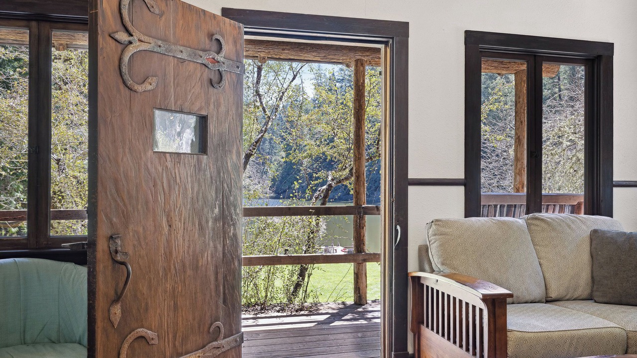 Photo of Livingroom in Redwood Valley