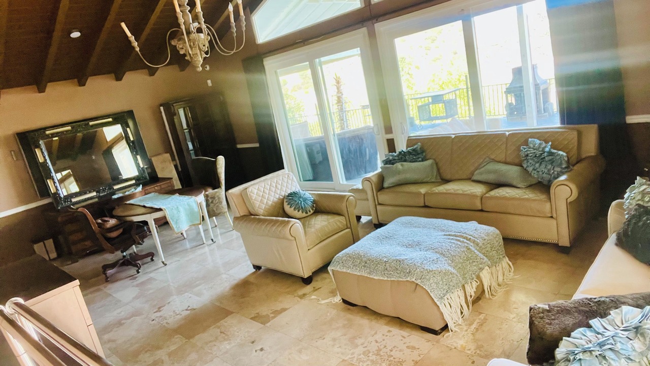 Photo of Livingroom in Encino