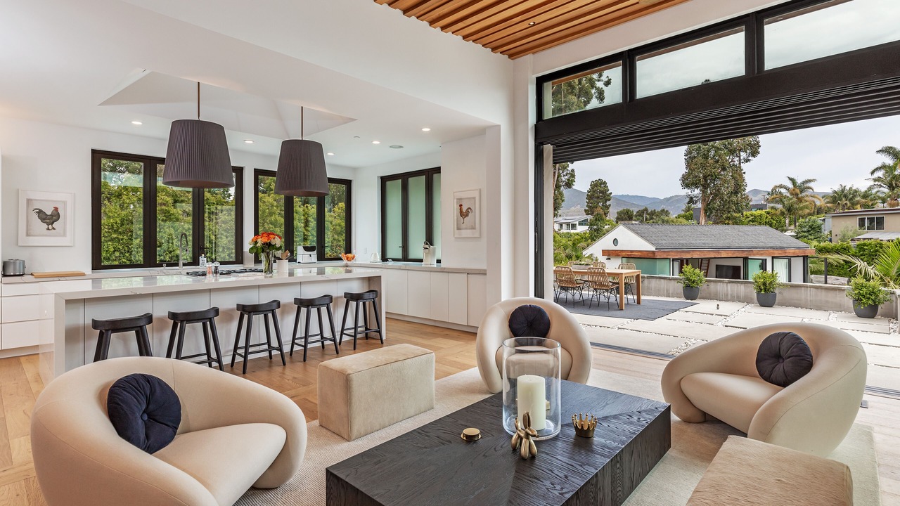 Photo of Livingroom in Central Malibu