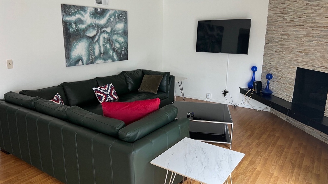 Photo of Livingroom in Valley Glen