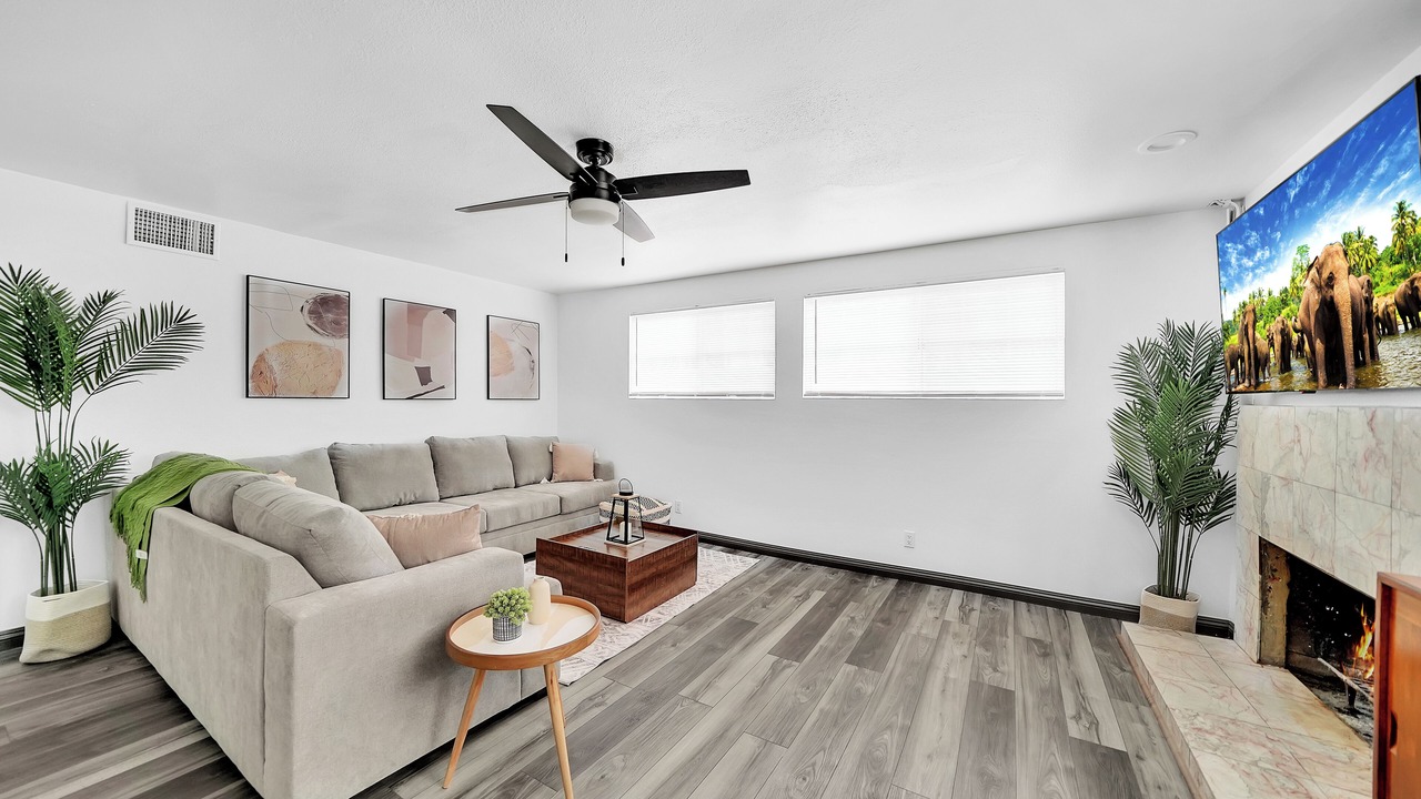 Photo of Livingroom in Midway City