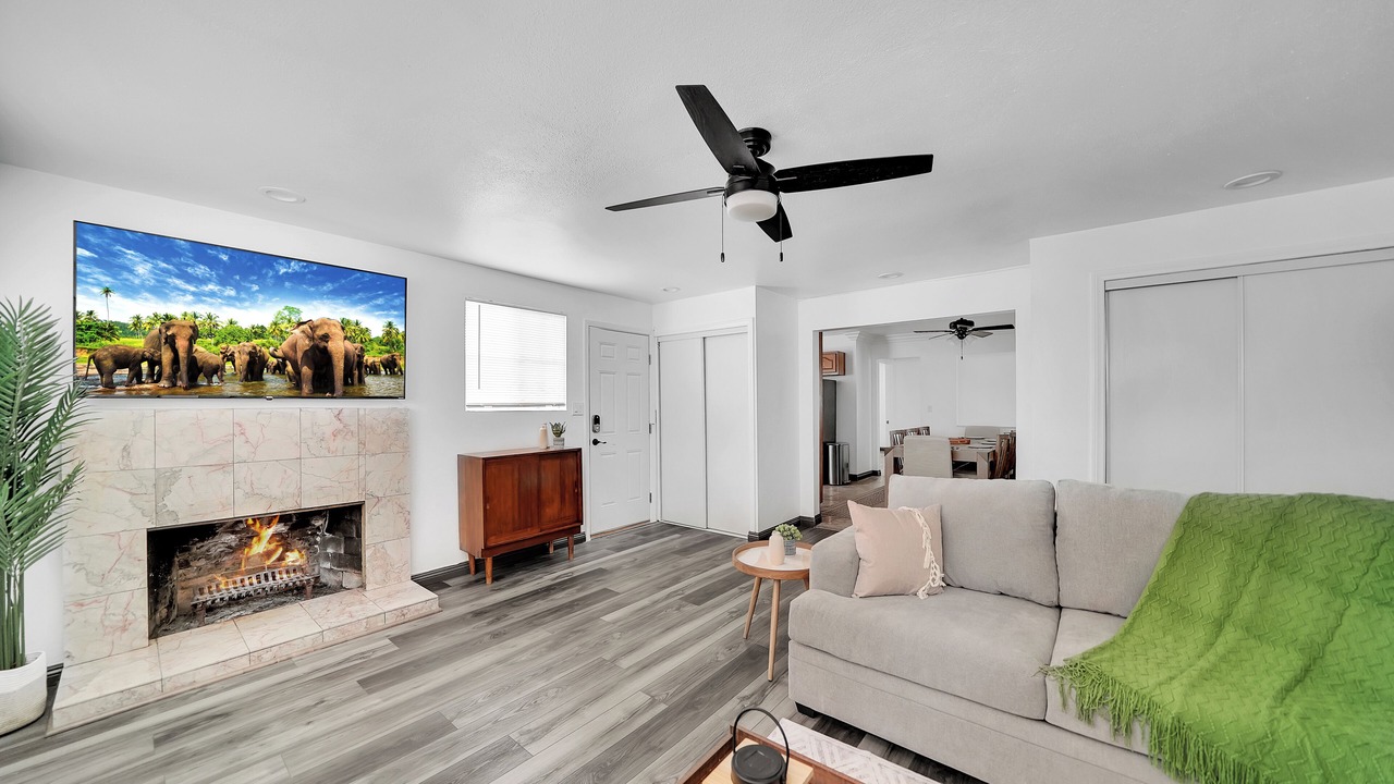 Photo of Livingroom in Midway City
