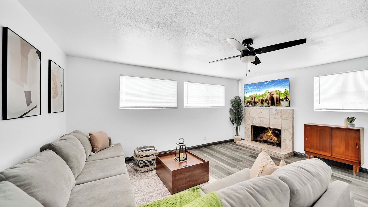Photo of Livingroom in Midway City