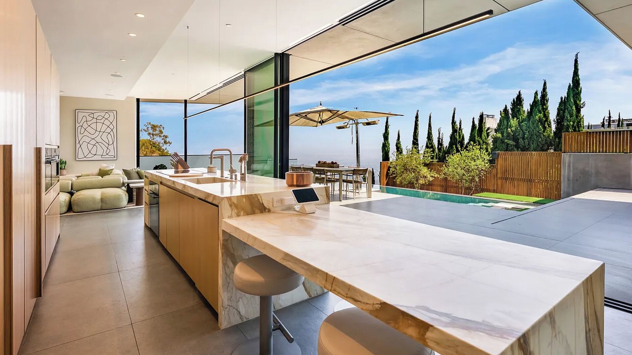 Photo of Outdoor in Hollywood Hills West