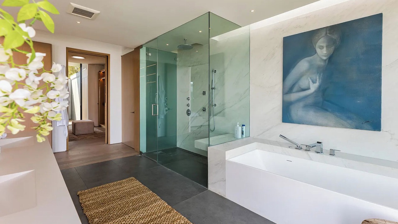 Photo of Bathroom in Hollywood Hills West