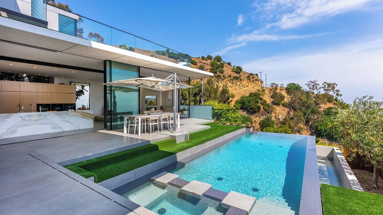 Photo of Outdoor in Hollywood Hills West