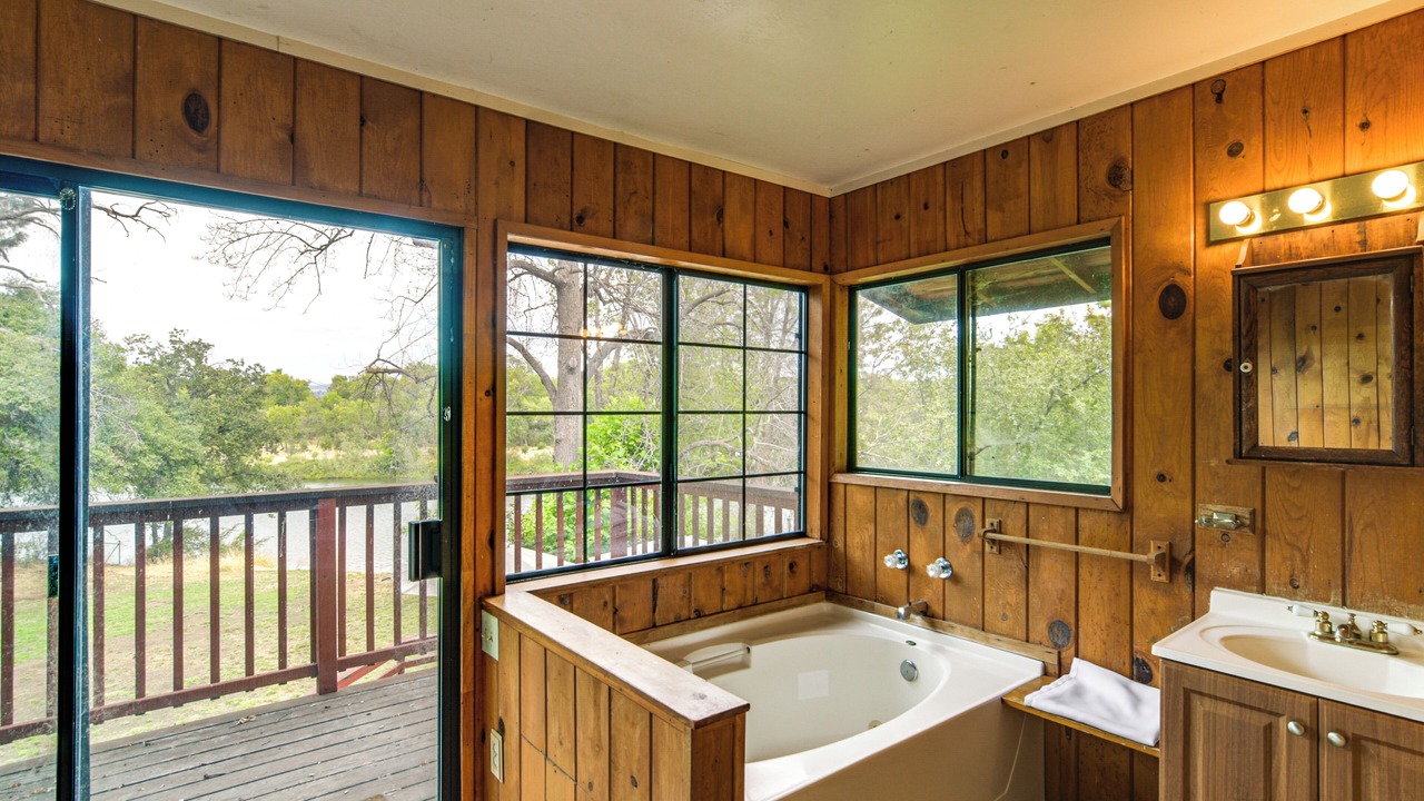 Photo of Bathroom in Oroville