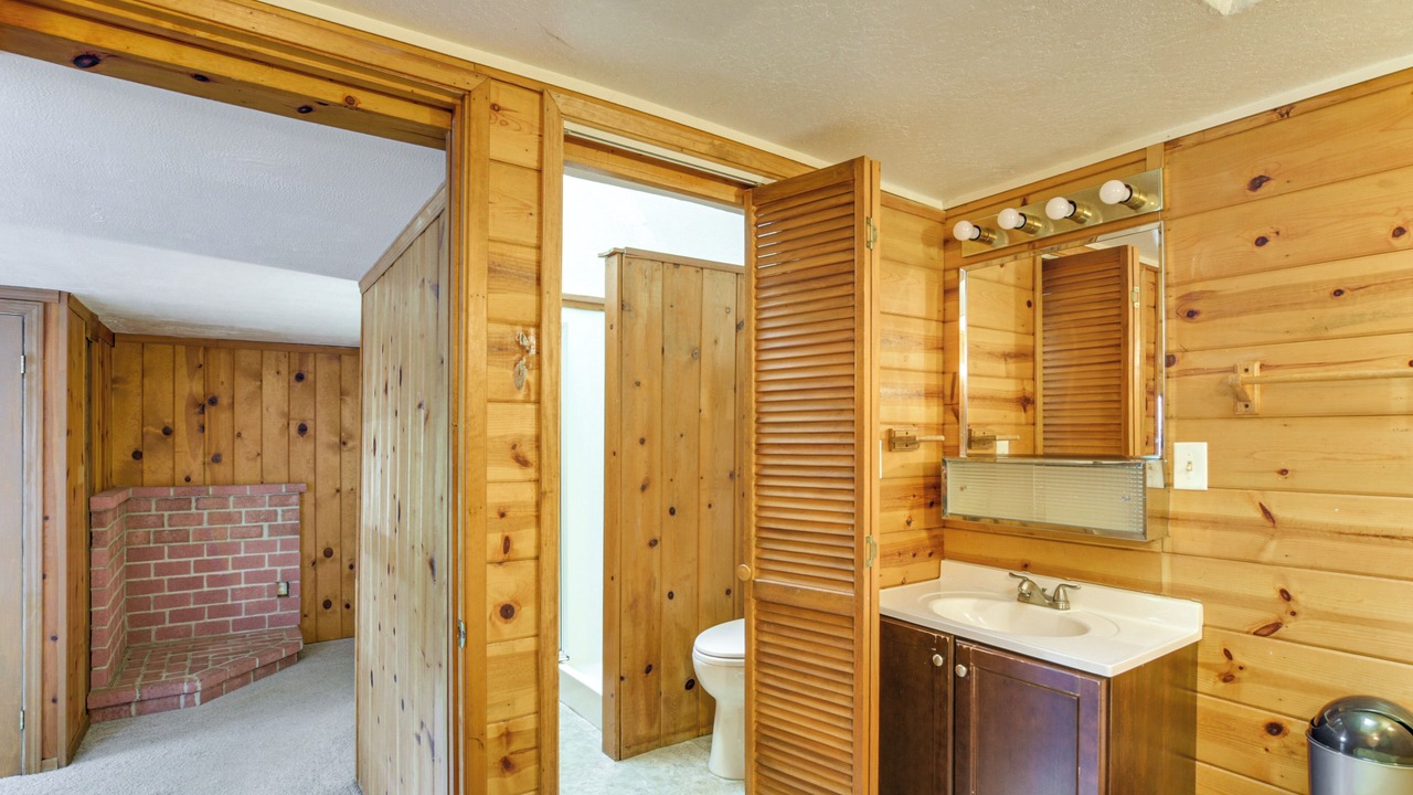 Photo of Bathroom in Oroville
