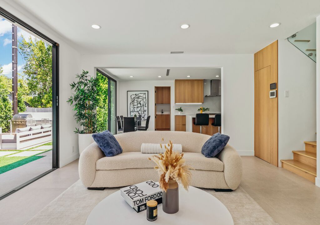 Photo of Livingroom in Encino