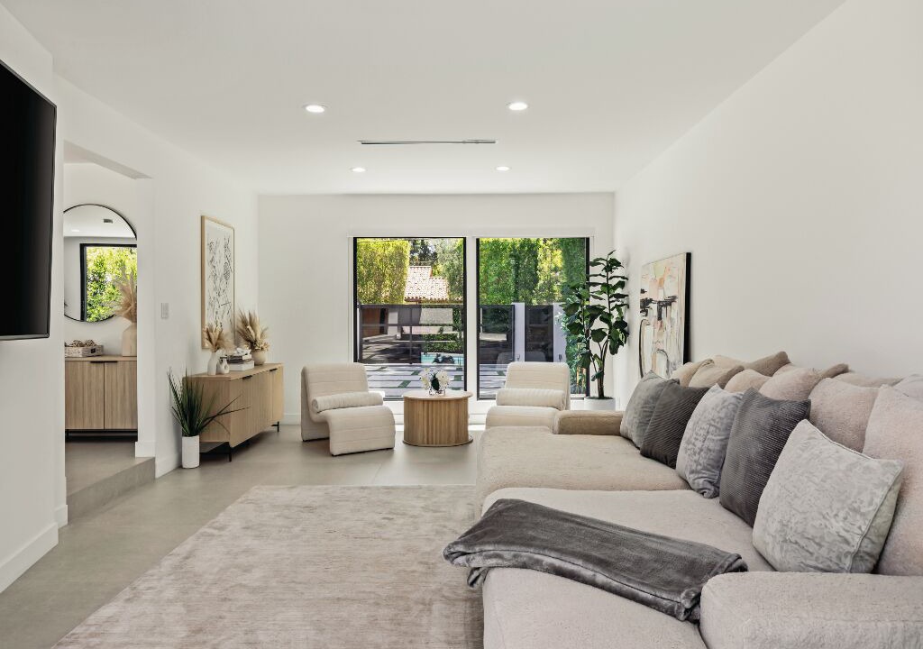 Photo of Livingroom in Encino