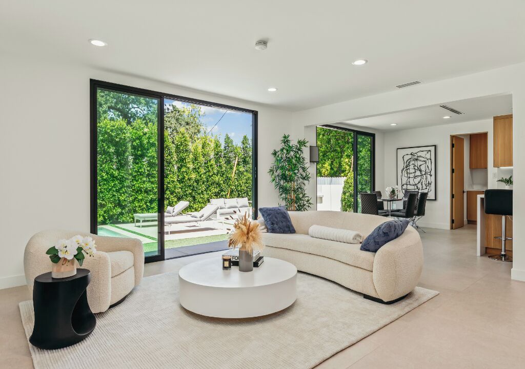 Photo of Livingroom in Encino