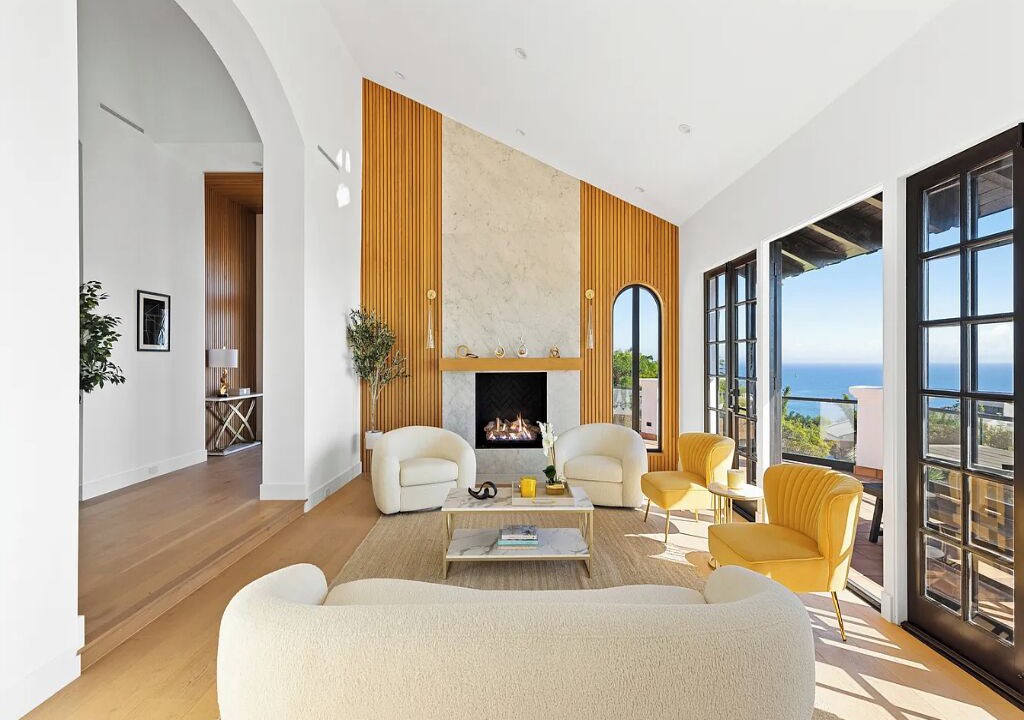 Photo of Livingroom in Eastern Malibu