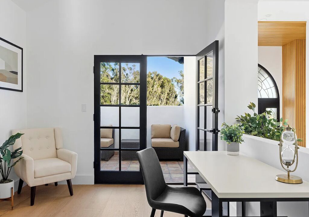 Photo of Livingroom in Eastern Malibu