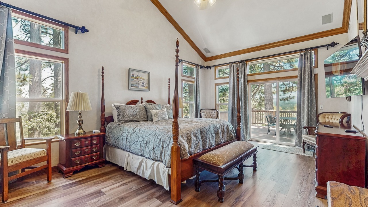 Photo of Bedroom in Twin Peaks