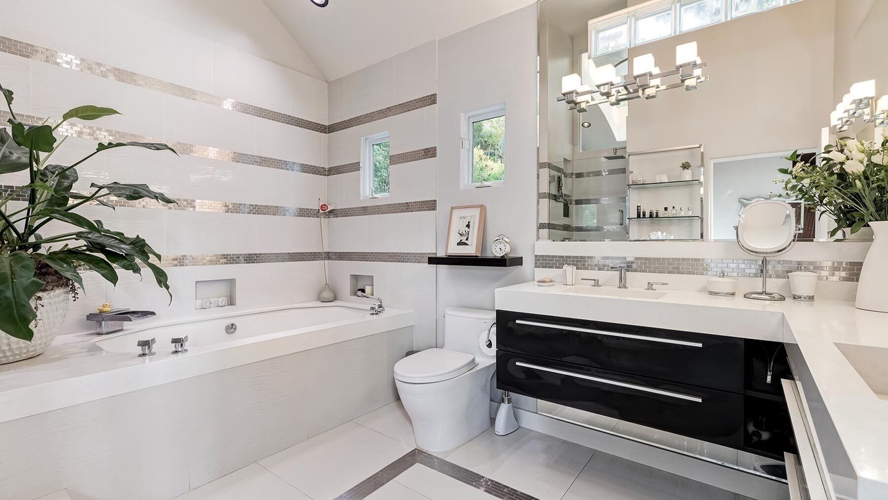 Photo of Bathroom in Hollywood Hills West