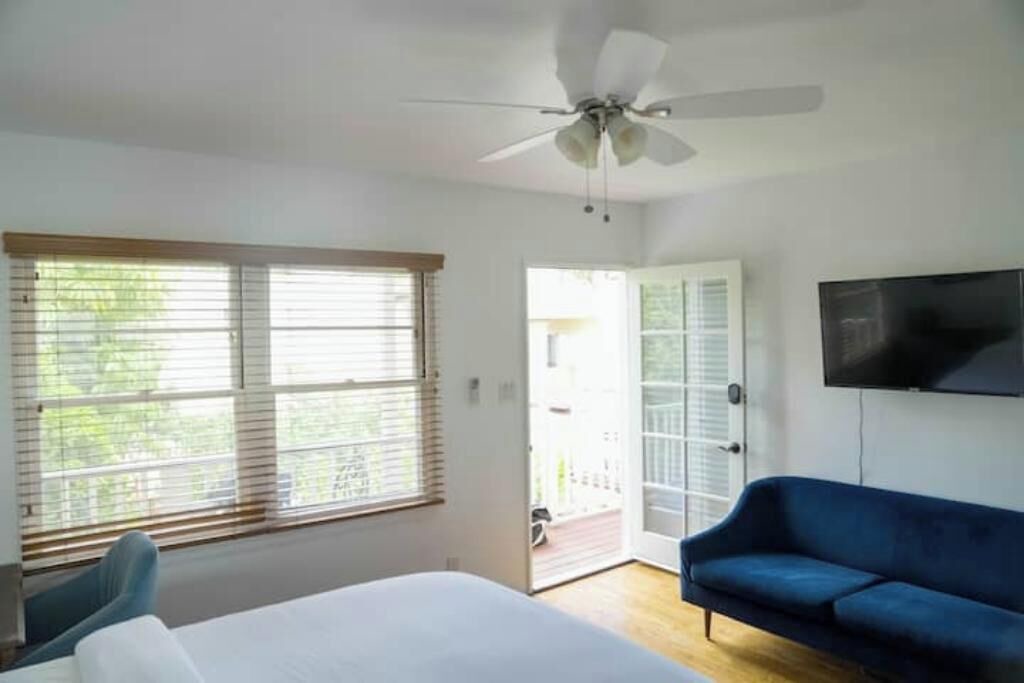 Photo of Livingroom in North of Wilshire