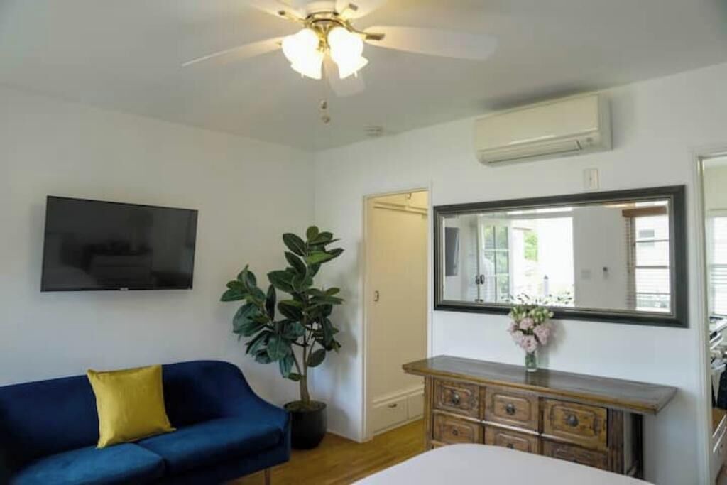 Photo of Livingroom in North of Wilshire