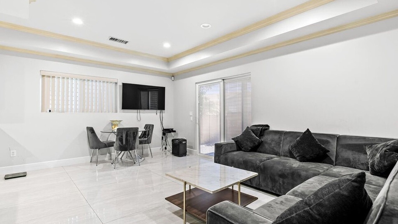 Photo of Livingroom in Valley Glen