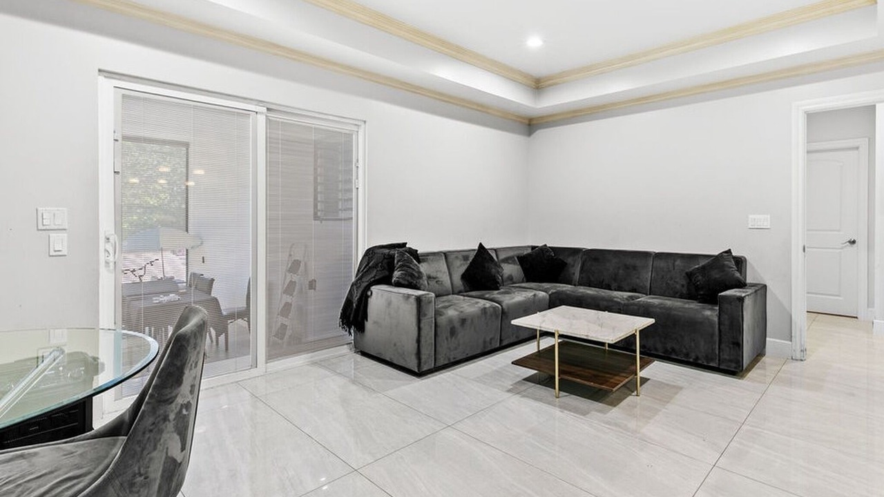 Photo of Livingroom in Valley Glen