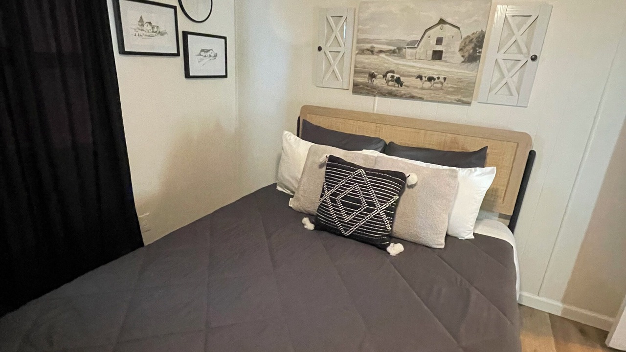 Photo of Bedroom in Raisin