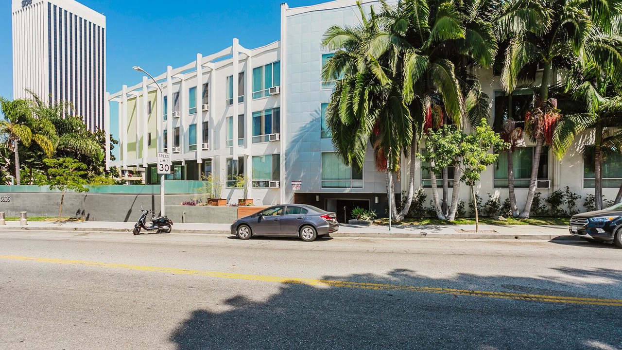 Photo of Outdoor in Miracle Mile