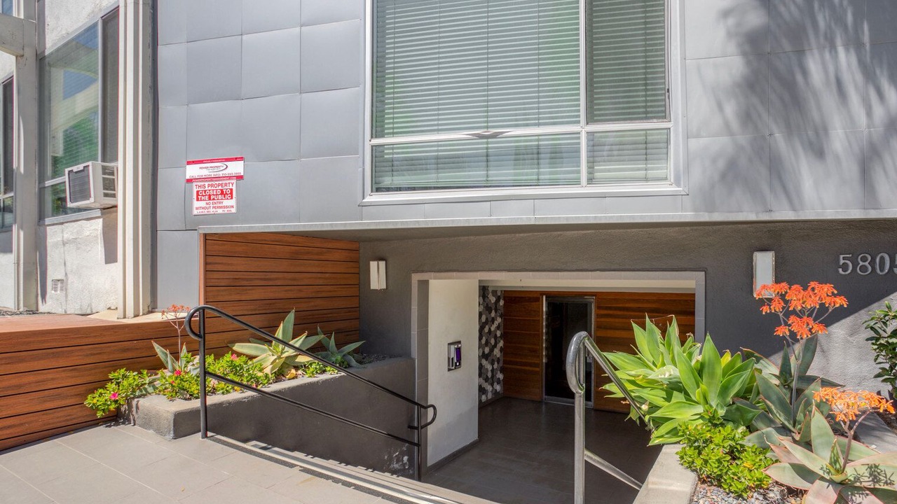 Photo of Outdoor in Miracle Mile