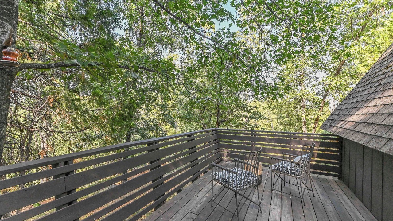 Photo of Patio Balcony in Hathaway Pines