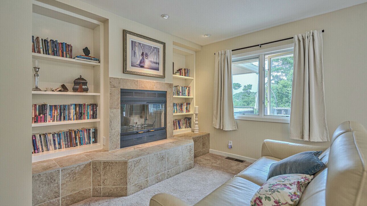 Photo of Livingroom in Munras Avenue