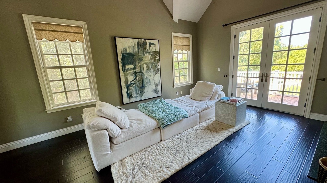Photo of Livingroom in Chatsworth