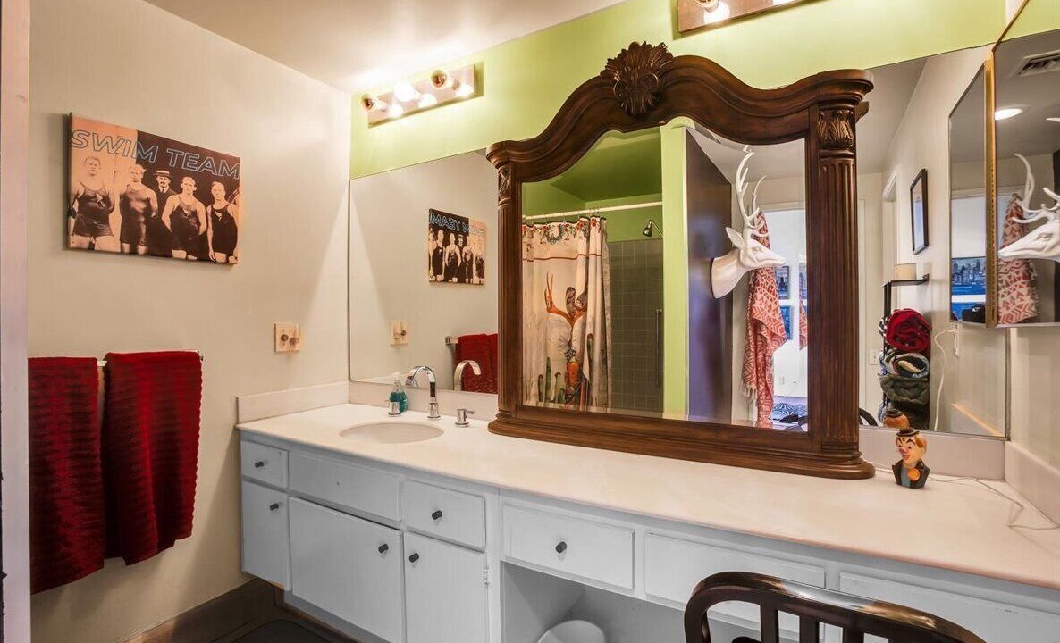 Photo of Bathroom in The Movie Colony