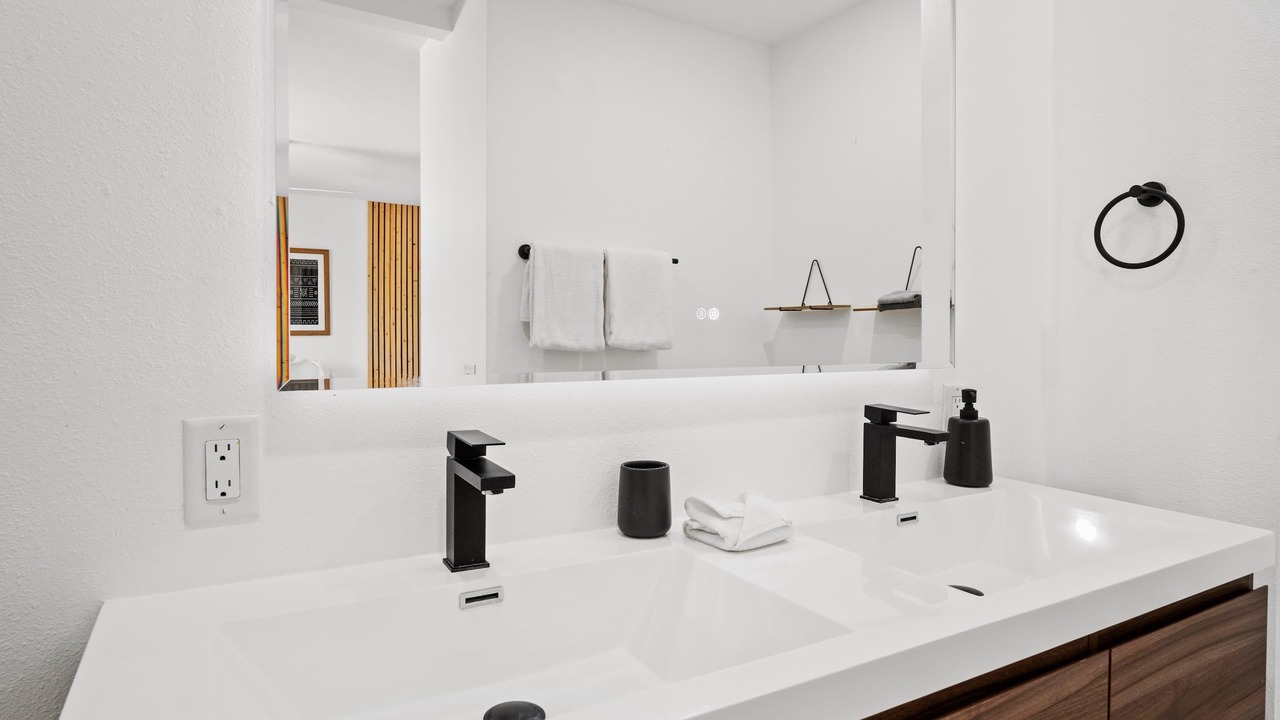 Photo of Bathroom in Racquet Club Estates