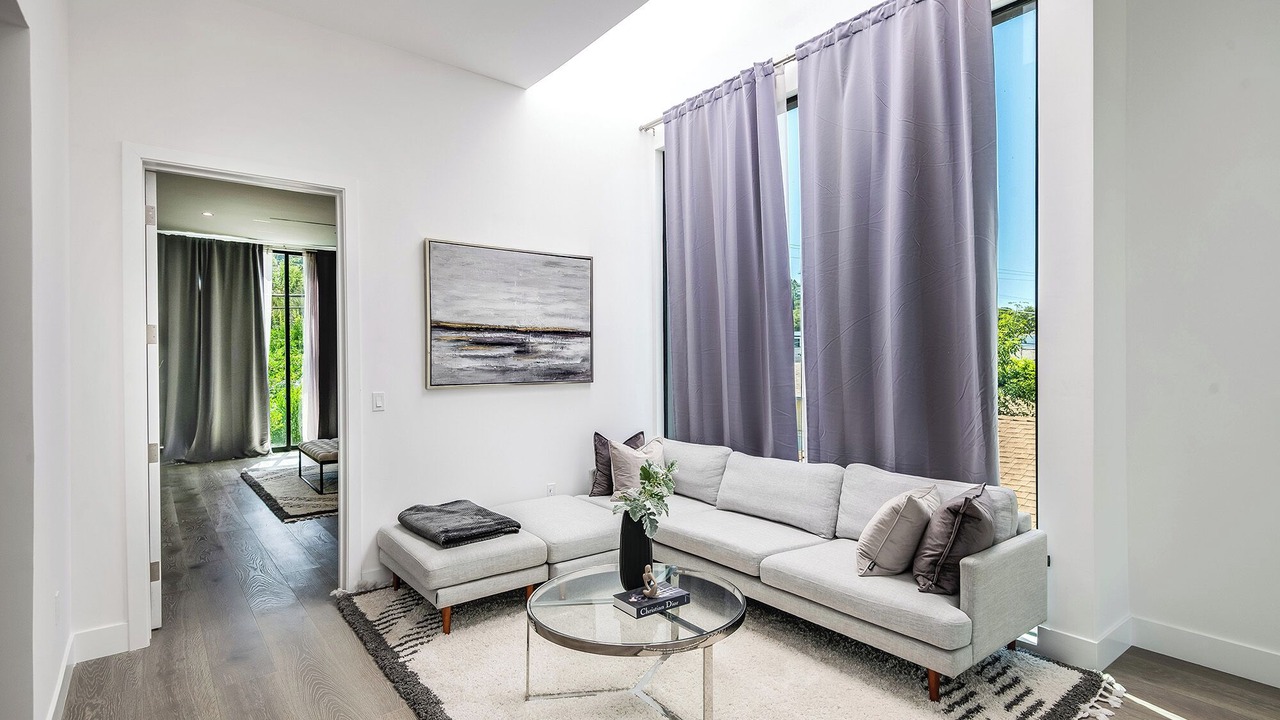 Photo of Livingroom in Encino