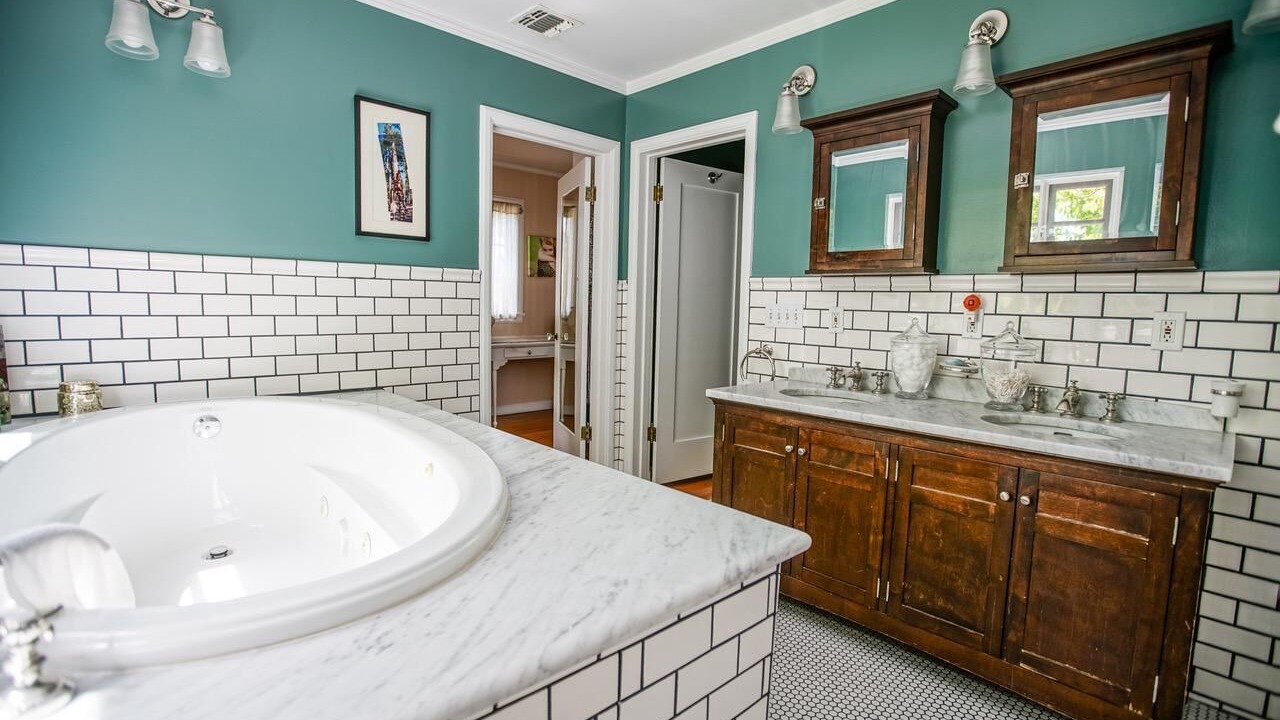Photo of Bathroom in Greater Wilshire - Hancock Park