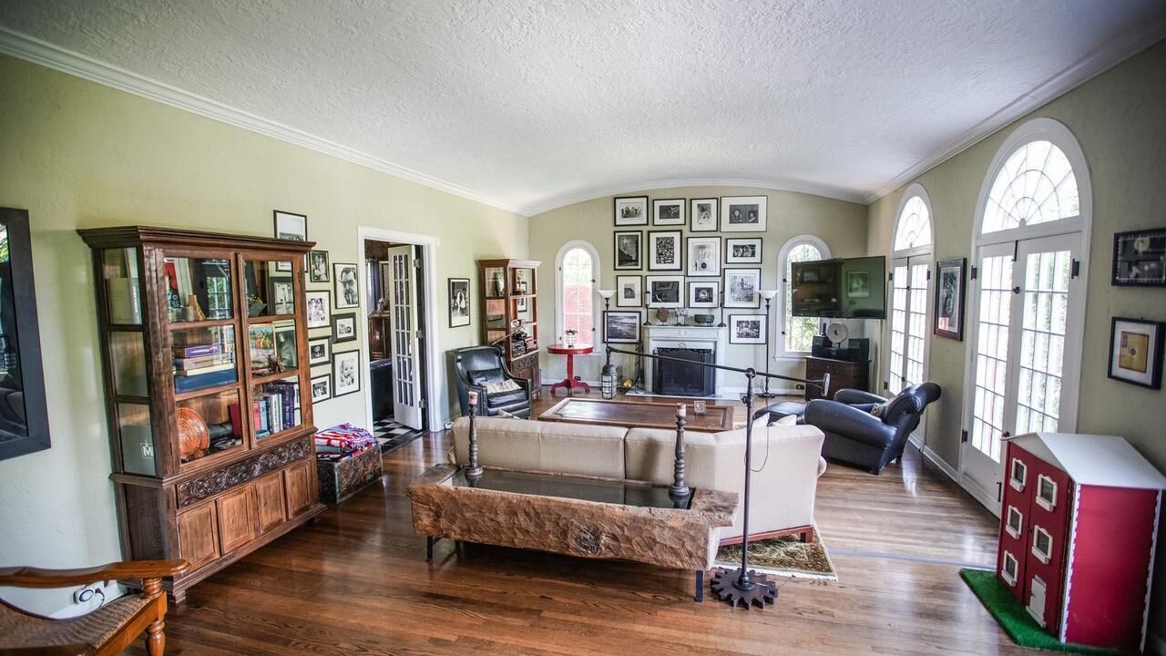 Photo of Livingroom in Greater Wilshire - Hancock Park
