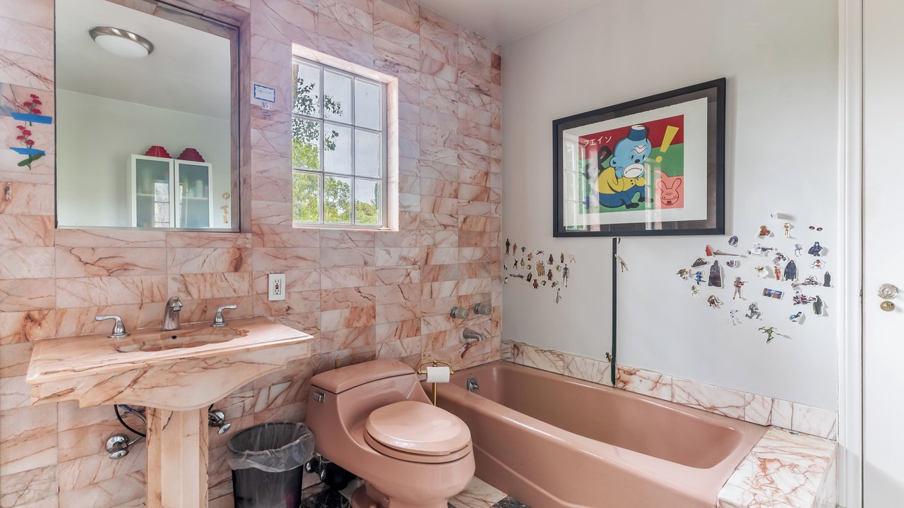 Photo of Bathroom in Greater Wilshire - Hancock Park