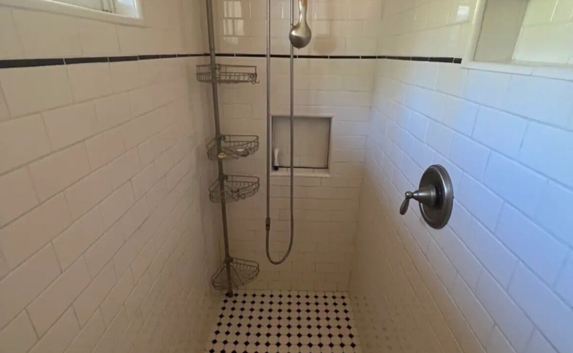 Photo of Bathroom in Twin Peaks