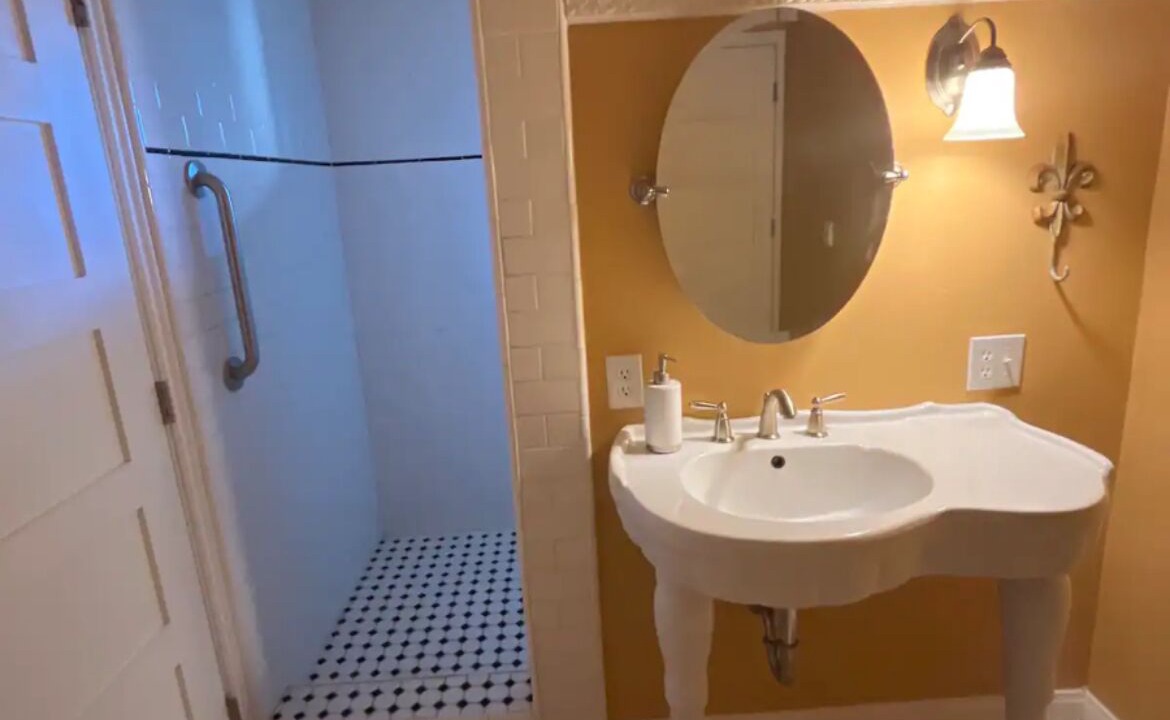 Photo of Bathroom in Twin Peaks