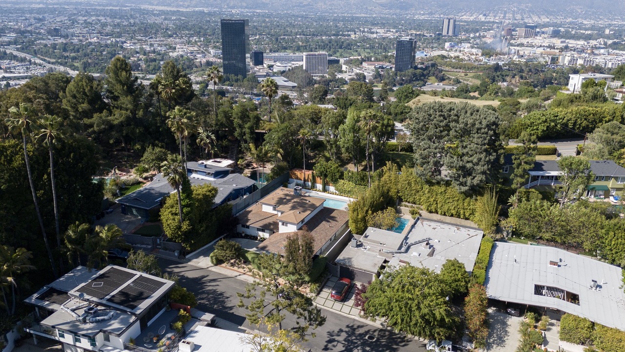 Photo of Outdoor in Hollywood Hills West
