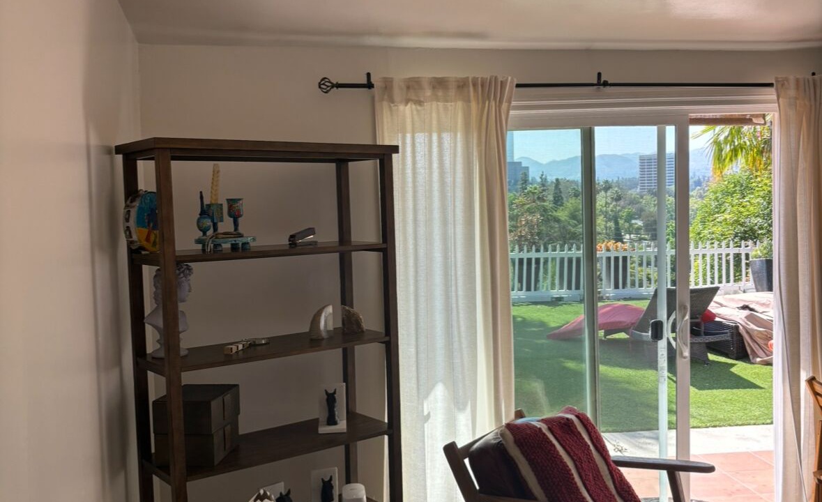 Photo of Livingroom in Warner Center