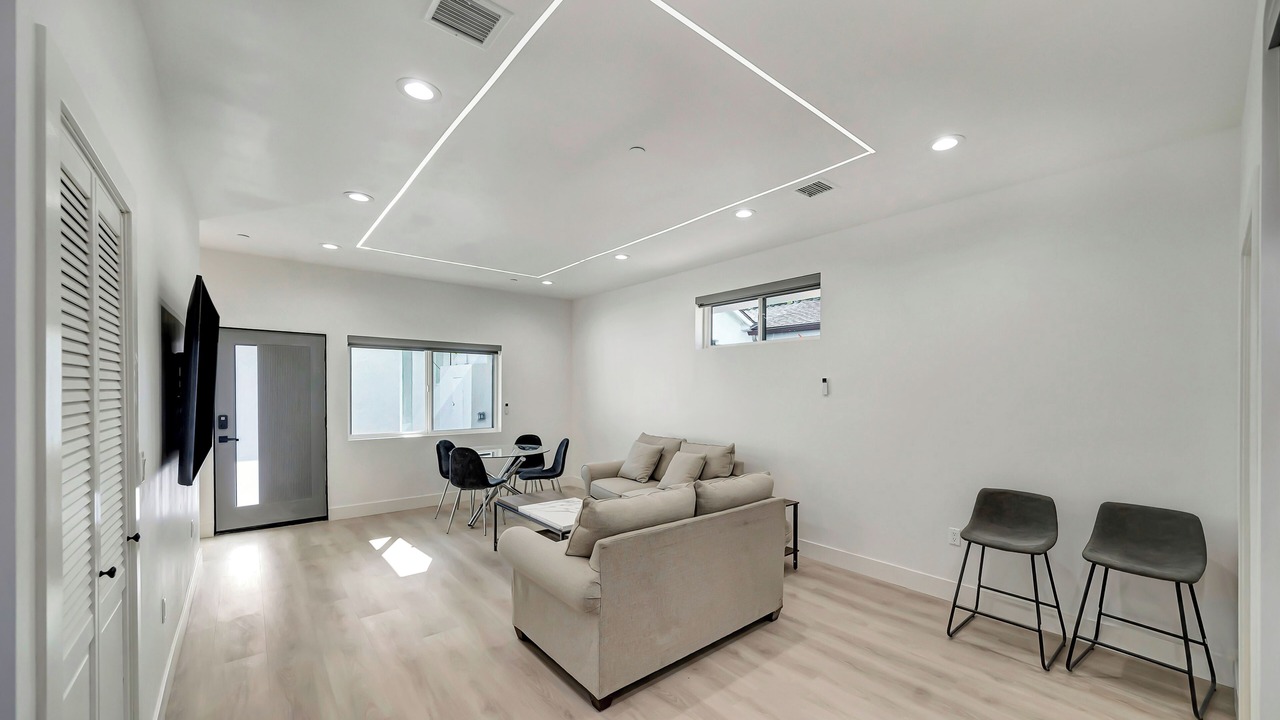 Photo of Livingroom in Tarzana
