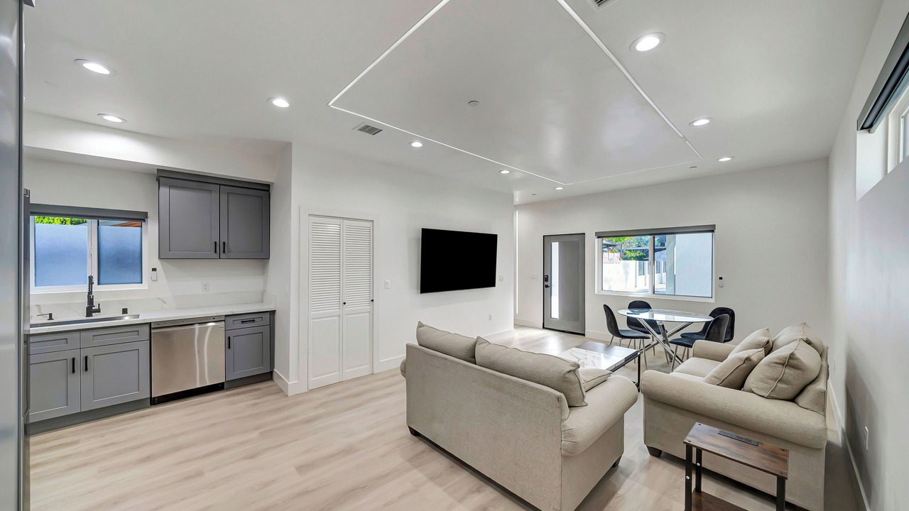 Photo of Livingroom in Tarzana
