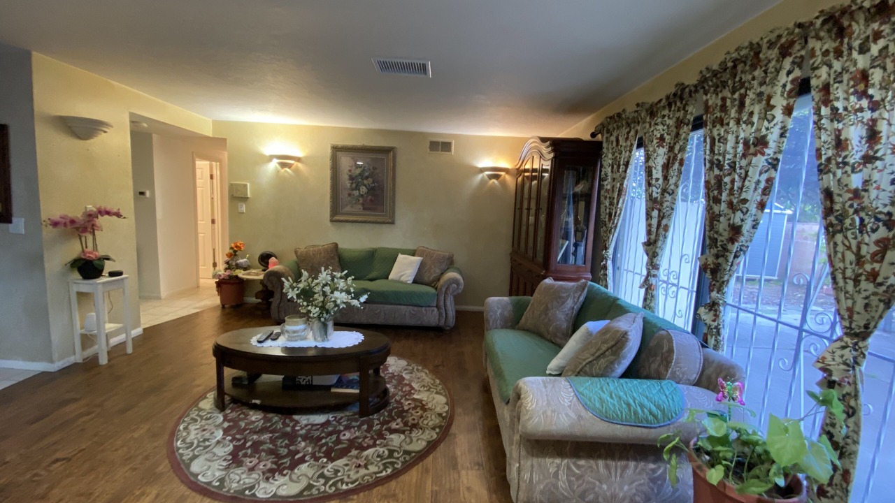 Photo of Livingroom in North Hills West