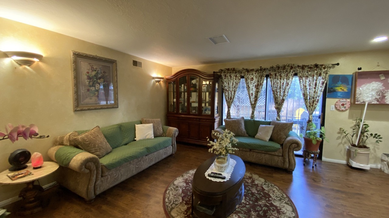 Photo of Livingroom in North Hills West