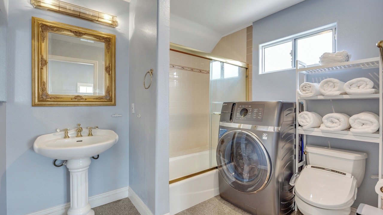 Photo of Bathroom in Lamanda Park